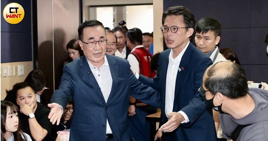 藍白整合新北市長人選，李四川（左）在民調中勝出黃國昌（右），將掛藍袍參選新北市長。（圖／黃耀徵攝）