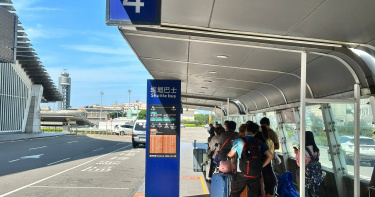 往返一、二航廈請搭乘「機場捷運」與「免費巡迴巴士」，桃園機場提供24小時全天候免費接駁。（圖／桃機公司提供）