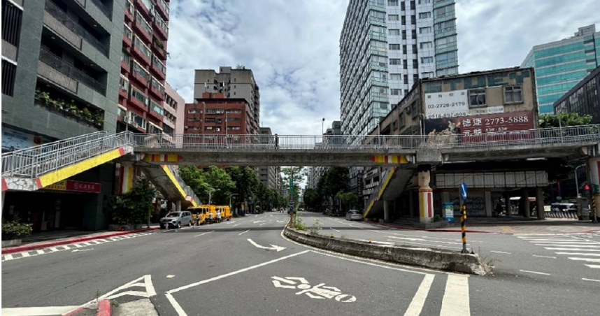 台北市政府公告，基隆路與光復南路口「三興國小人行天橋」將於7月27日晚上10時起，連續4個晚上，依序拆除天橋主梁及樓梯。（圖／台北市政府）
