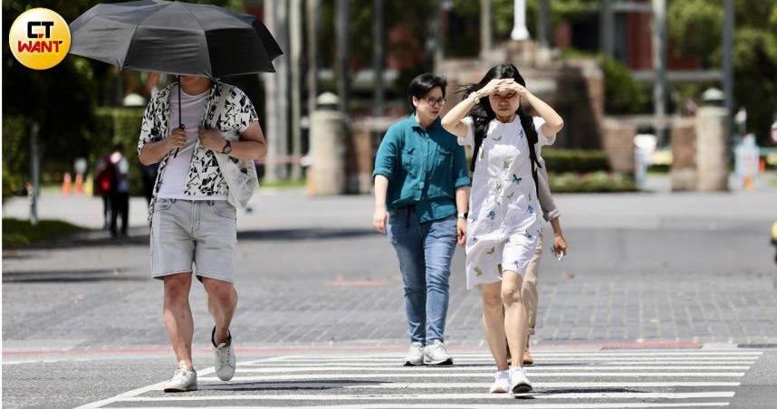全球極端高溫頻發，台灣熱傷害就醫人數也明顯攀升。（示意圖／黃耀徵攝）