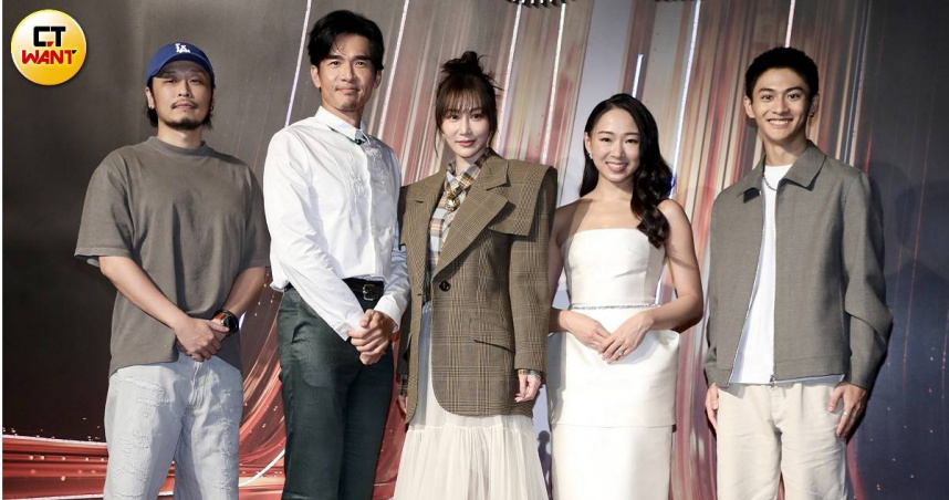 朱宥丞（右起）、杜蕾、曾莞婷、楊一展、乾乾擔任揭獎嘉賓。（圖／侯世駿攝）