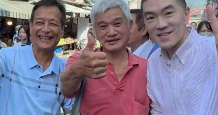 謝國樑訪七堵南興市場人氣旺，民眾熱情邀合影送「凍蒜」祝福。（圖片提供／基隆市政府）