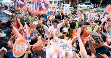 民進黨台北市議員林亮君競選總部今成立，沈伯洋到場站台。（圖／林亮君臉書）
