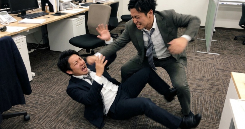 網友藉非正式節日「國際賞同事巴掌日」發揮創意，在社群上引發話題。（示意圖／AI生成）