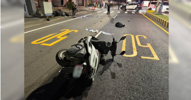 新北市八里區龍米路一段27日深夜發生機車嚴重對撞事故，游姓軍人左轉與對向直行機車碰撞，直行的許姓騎士送醫不治。（圖／翻攝畫面）
