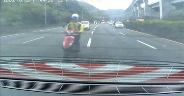騎士叼菸蛇行釀9車連撞!顱內出血嚴重…仍住加護病房
