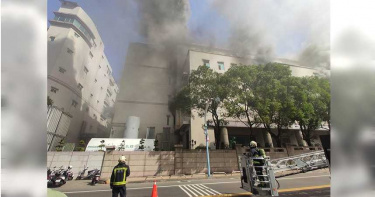 桃園市龜山區欣興電子火警，濃煙直衝天際。（圖／賴佑維攝）