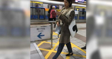 豪門女星「省錢搭捷運」 被直擊迷路...臉色青筍筍