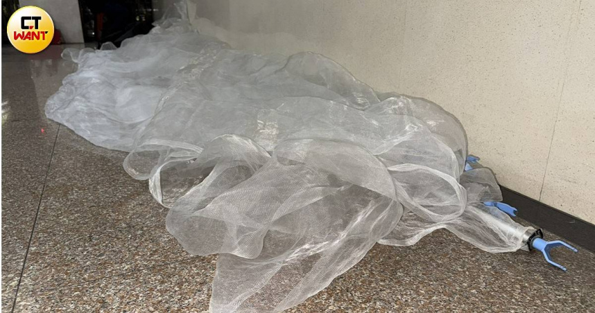 柯文哲支持者聚集北檢外聲援，警方出動攔截網，將視情況架上好應付突發狀況。（圖／沈建邦攝）