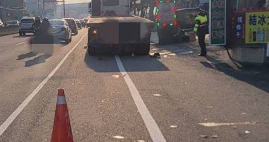 台中1輛機車突自摔，再滑進違停聯結車底，造成男騎士重傷送醫宣告不治。 （圖／翻攝畫面）