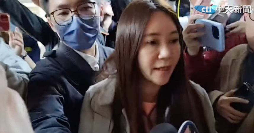 北市議員陳怡君議會辦公室遭搜索，陳怡君表示，「謝謝大家的關心，大家相信我的清白，我們絕對會配合檢調好好的調查」。（圖／截自中天電視直播）