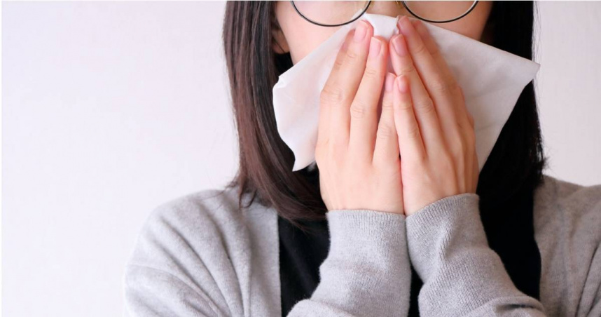 一名女子出現鼻涕倒流症狀，還經常聞到「腳臭味」，一查才發現是「黴菌性鼻竇炎」。（示意圖／翻攝自photoAC）