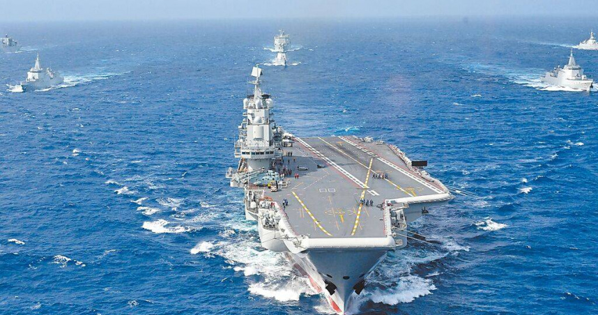 國際專家認為，北京看美烏攤牌，可能藉由軍演或對台政經施壓，在台灣問題上進一步測試美國底線。圖為解放軍遼寧艦實戰演練。（圖／中新社）