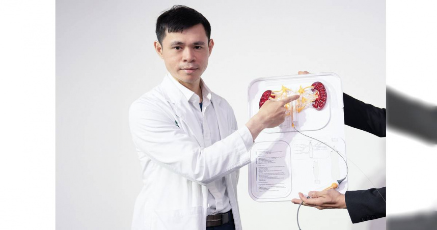 鍾偉信醫師建議患者進行「神經定位導引腎動脈交感神經阻斷術」，以降低交感神經活性，順利治療隱性高血壓。（圖／中醫大附醫提供）