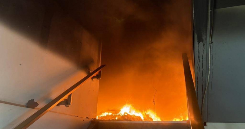 新竹體育用品店驚爆清晨大火，烈焰吞噬倉庫，幸無人傷亡。（ 圖／翻攝畫面）