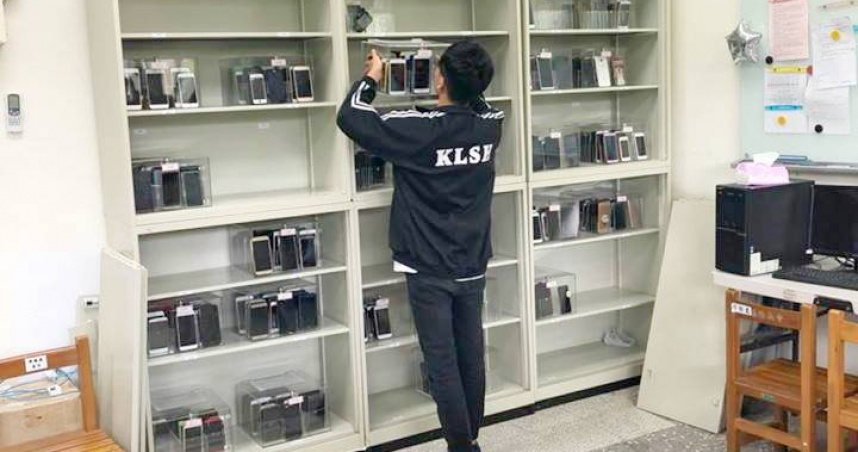 現今校園手機管理方式依各校自行訂定，部分學校使用手機袋或手機盒集中管理。圖為國立基隆高中推出「手機保險箱」，將學生的手機統一送入學務處保險箱保管。（圖／基隆高中提供）