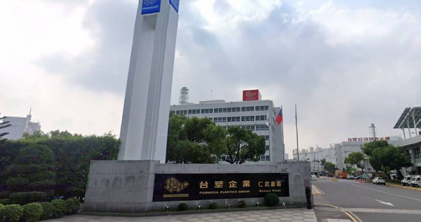 台塑仁武廠14日下午驚傳管路蒸氣外洩，造成1死1傷的重大職災，勞工局已勒令停工。（圖／翻攝自Google地圖）