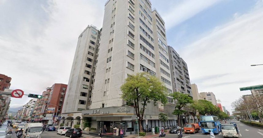 台北市林森北路「幸運大廈」外牆磁磚突然脫落。（圖／翻攝自Google Map）