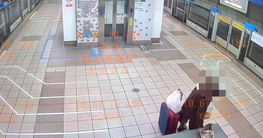 警方查獲張男侵占遺失的手提包。（圖／翻攝照片）