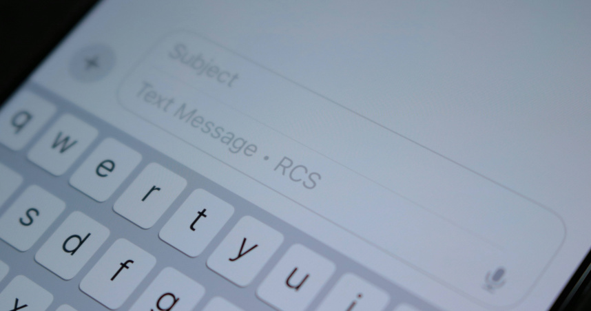 近日有不少網友收到「已抵達桃機但沒人來接我」的詐騙簡訊。（示意圖／翻攝自unsplash）