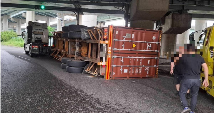 聯結車行經新五路時貨櫃掉落，佔用外車道遭警方開罰。（圖／翻攝畫面）