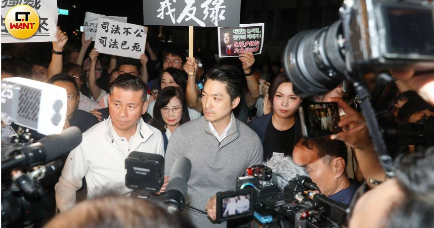 台北市長蔣萬安（中）日前在北檢聲援黨內同志涉及幽靈連署案，突然拋出倒閣主張對總統賴清德及內閣進行不信任投票，驚人之舉引發側目。（圖／劉耿豪攝）