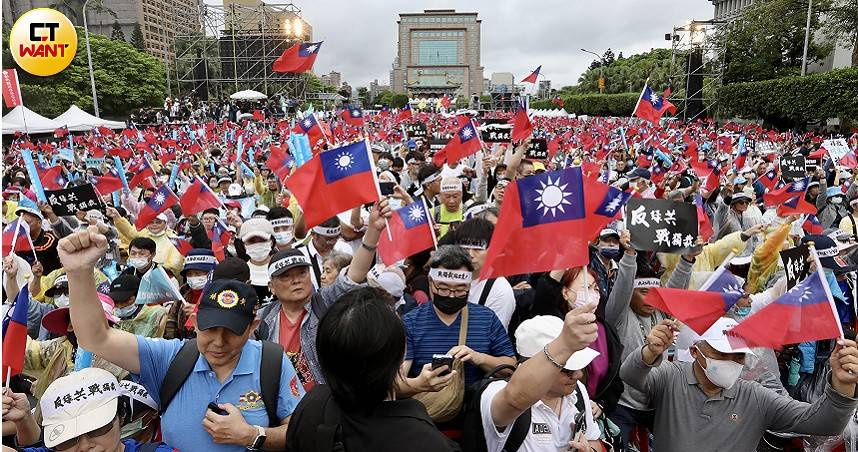 主辦單位宣布426反獨裁活動到下午三時為止，現場人數已經突破五萬人滿到景福門（圖／方萬民攝）