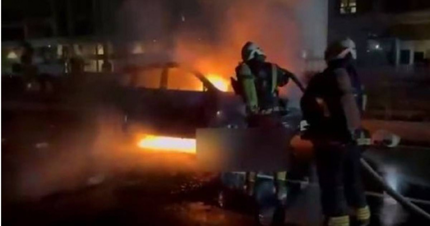 桃園市八德區27日晚間發生死亡事故，1輛休旅車全面燃燒，造成車內1名男子燒成焦屍。（圖／翻攝畫面）