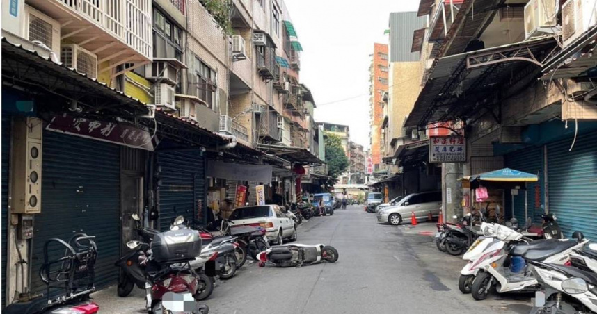 新北市三重警分局王姓警員日前騎乘警用機車前往力行路一段處理民眾報案時，41歲林姓騎士突然左偏行駛，導致王員閃避不及重摔在地，造成其全身多處擦挫傷、食指更因此截肢。（圖／翻攝畫面）