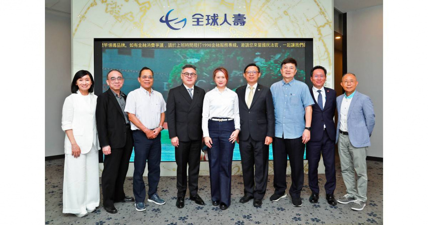 全球人壽林文惠董事長(中)偕同董事會成員，親臨高雄分公司查訪友善服務設施，落實「以客為尊待客如己」的公平待客精神（圖／全球人壽提供）。