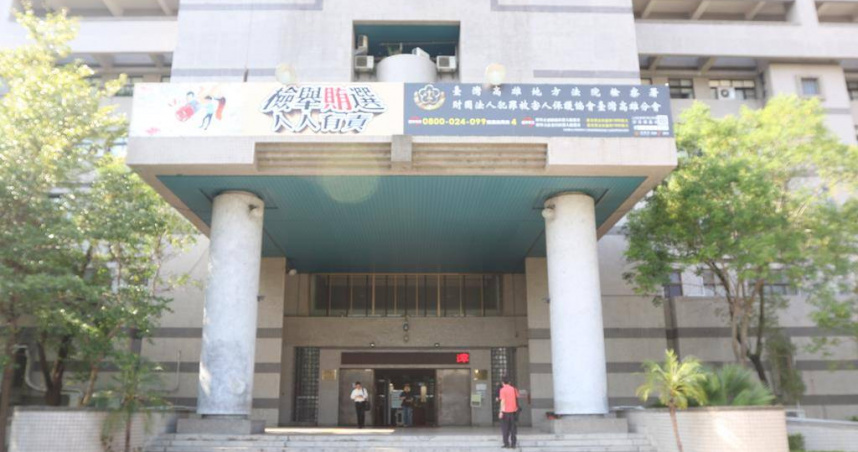 丁姓男子連續2天偷走3個車站共22組月台玻璃固定支架，高雄地檢署依竊盜罪將丁男起訴。（圖／報系資料照）