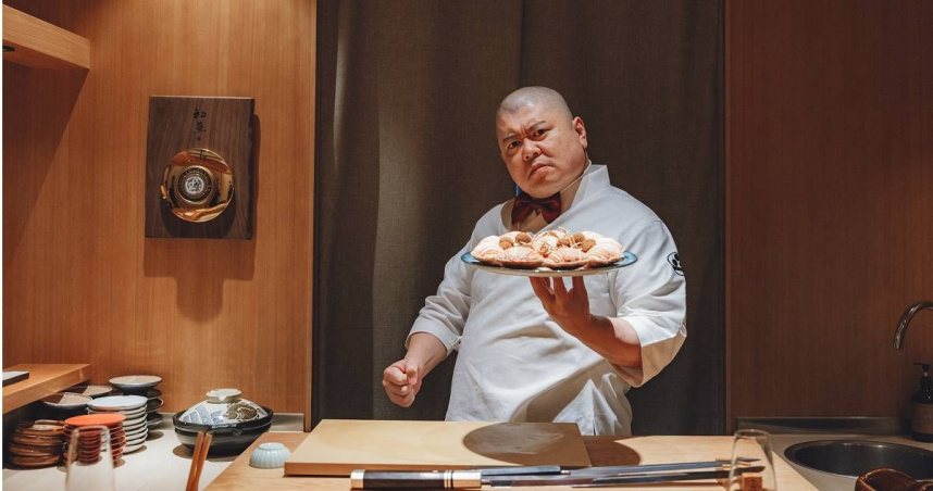 照壽司主廚渡邊貴義擅長劇場式展演，在全球擁有眾多粉絲，6月將來台與初魚展開第二次合作。（圖／初魚集團提供）