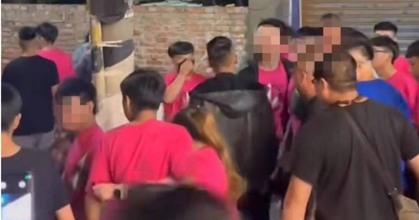 「玄天宮尊帝會」舉行繞境結束前，陳姓夫妻與陣頭人員疑酒後起口角，進而引發混戰。（圖／翻攝畫面）