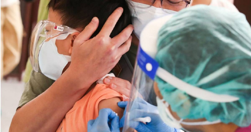 連假恐增新冠感染風險，出現8大重症警示症狀盡速就醫。（示意圖／報系資料照）