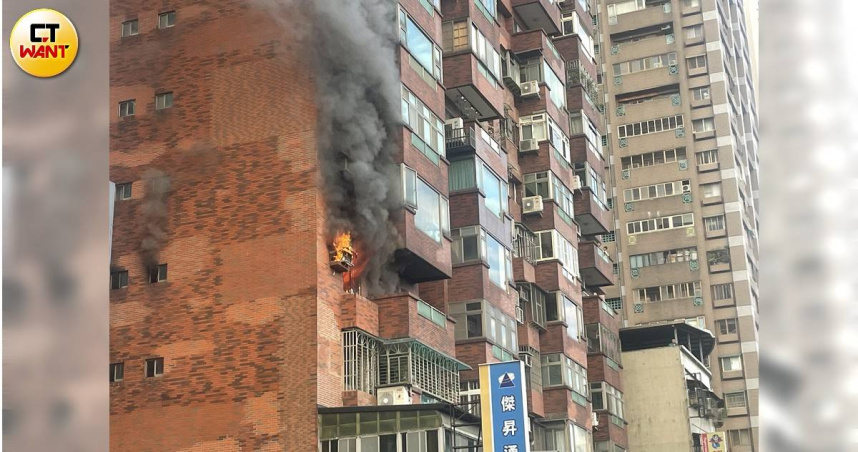 板橋區新海路上發生火警。（圖／翁靖祐攝）