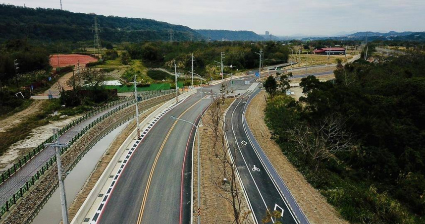 桃園市水務局代辦大漢溪左岸溪洲大橋至武嶺橋間新建水防道路，全長8.4公里，預計8月全數完工。（圖／水務局提供）