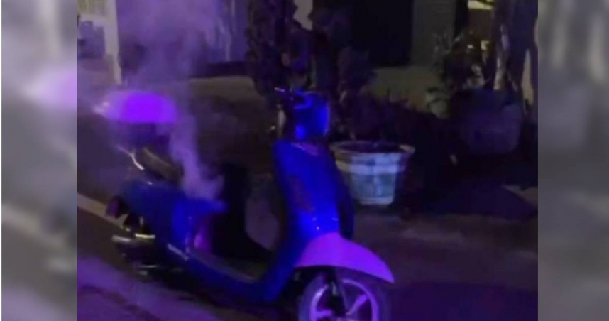 南投民宅發生火警，在1樓充電中的電動機車竄出濃煙，幸虧住警器響鈴才未釀成憾事。（圖／翻攝畫面）