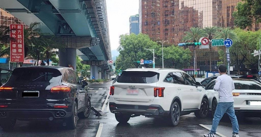 白色多元計程車「硬切」狂撞雙保時。（ 圖／翻攝畫面）