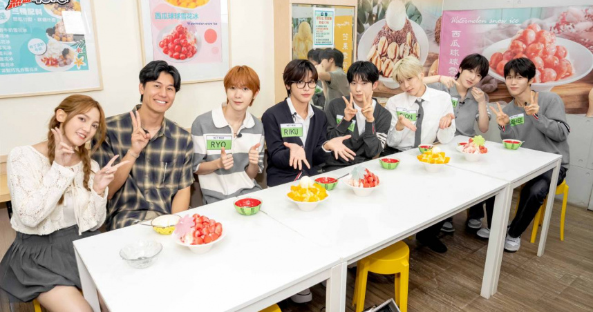 朵拉（左起）和風田帶NCT WISH成員品嚐冰品。（圖／TVBS提供）