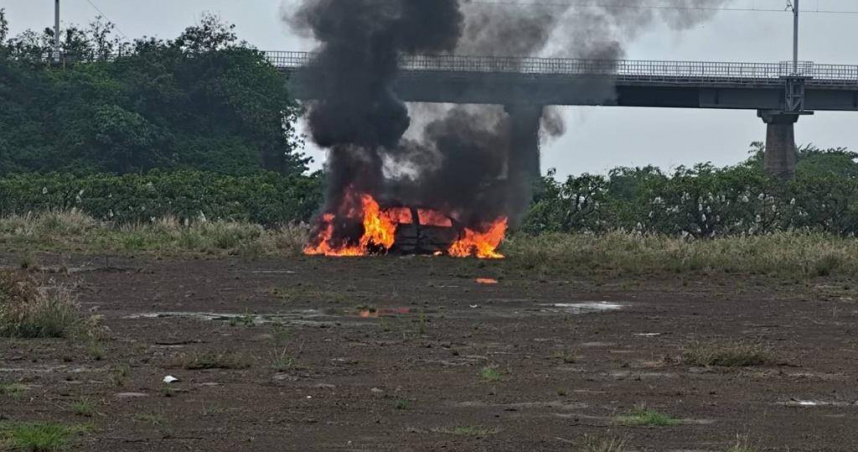屏東縣獅子鄉12日發生一起火燒車案，警消將火勢撲滅後，發現車內有1男，發生原因正由警方調查釐清中。（圖／警方提供）