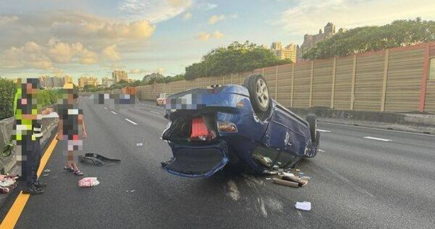 國道小客車遭撞翻駕駛爬出車外驚魂未定。（圖／翻攝畫面）