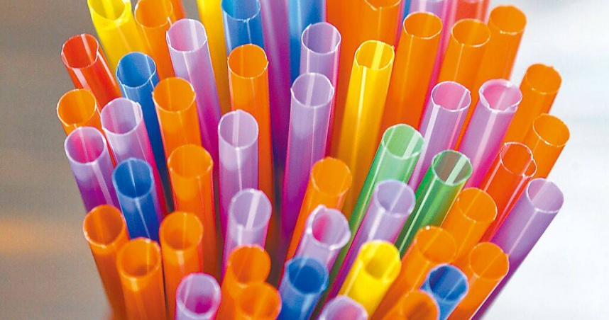 環境部2018年提出2025年全面限用、2030年全面禁用購物用塑膠袋、塑膠吸管、一次用外帶飲料杯、免洗餐具的規畫，卻政策急轉彎，取消禁、限用規畫，改推減量及鼓勵替代使用。（圖／報系資料照）