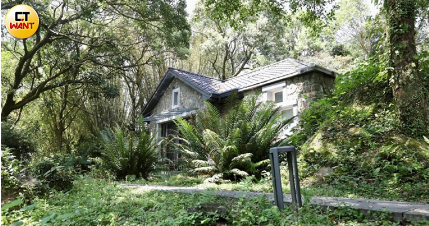 國家公園是不少登山愛好者嚮往之處，內政部提醒別忘了先申請登山許可以免受罰。圖為陽明山國家公園草山行館。（圖／方萬民攝）