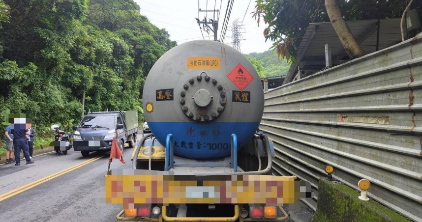 新北林口區發生女騎士疑似超車遭氣體槽車輾壓的死亡車禍。（圖／翻攝畫面）