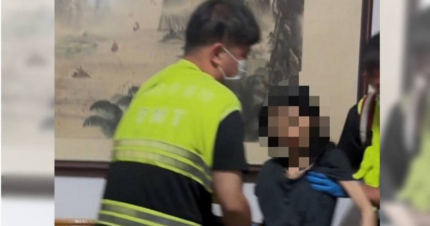 消防隊破門，發現黃女癱躺在沙發、虛弱無力。（圖／翻攝畫面）