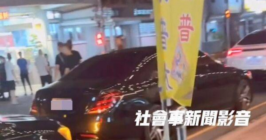 豪車群聚派出所外關心友人被警方驅離。（圖／翻攝自社會事新聞影音）