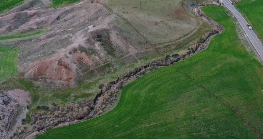 空拍機拍到土耳其郊外因為地震出現巨大的裂痕。（圖／達志／路透社）