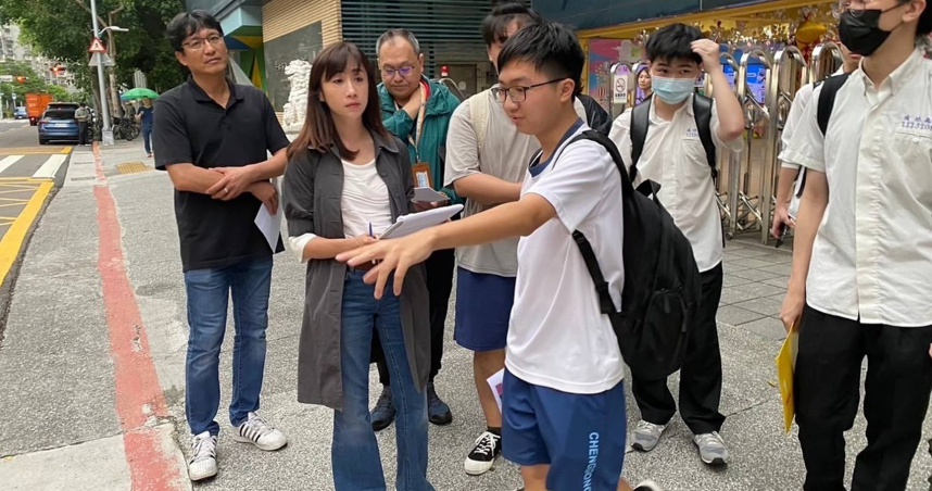 台北市議員許淑華（左2）與幾名市內成功高中學生辦理會勘，希望改善學區國中上放學號誌環境。（圖／翻攝自台北市議員許淑華媒體群組）