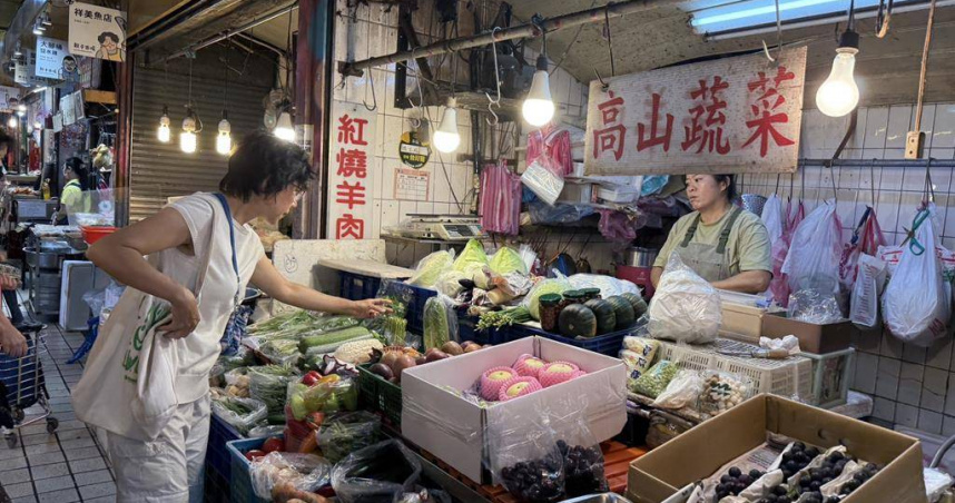 中南部蔬菜產區7月初受丹納絲颱風影響，近日又有竹節草颱風外圍環流與西南氣流帶來的連日豪雨，導致農作物受損，蔬菜產量減少3至4成。（圖／中國時報張珈瑄攝）