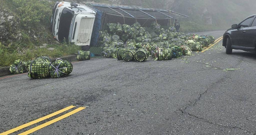 貨車4日行經台14甲線疑煞車失靈撞山壁翻車，滿車斗高麗菜散落一地。（圖／民眾提供）